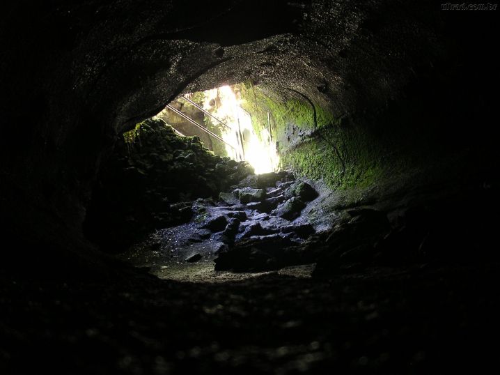 Immersa in una grotta